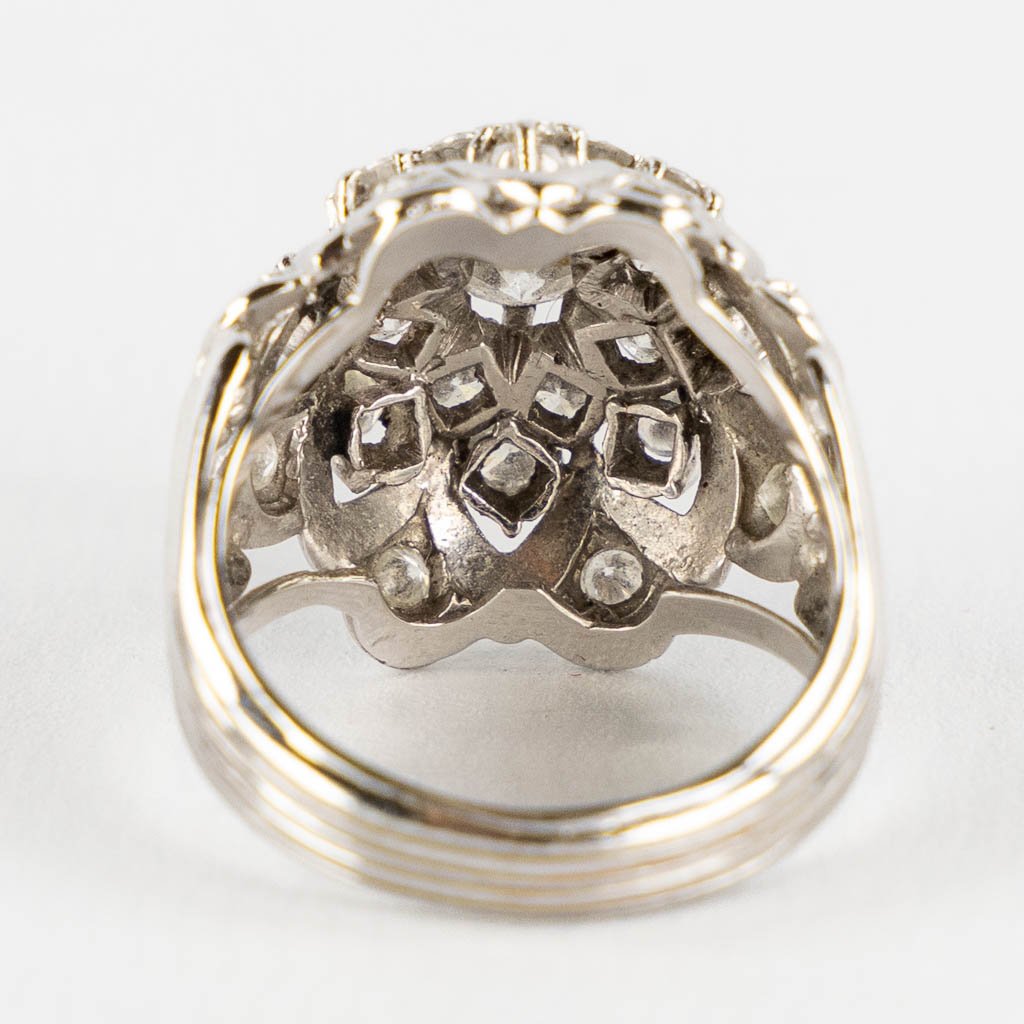 Een ring, 18kt wit goud met briljanten, ongeveer 1,2 ct, 9,93g. Ringmaat 55. 