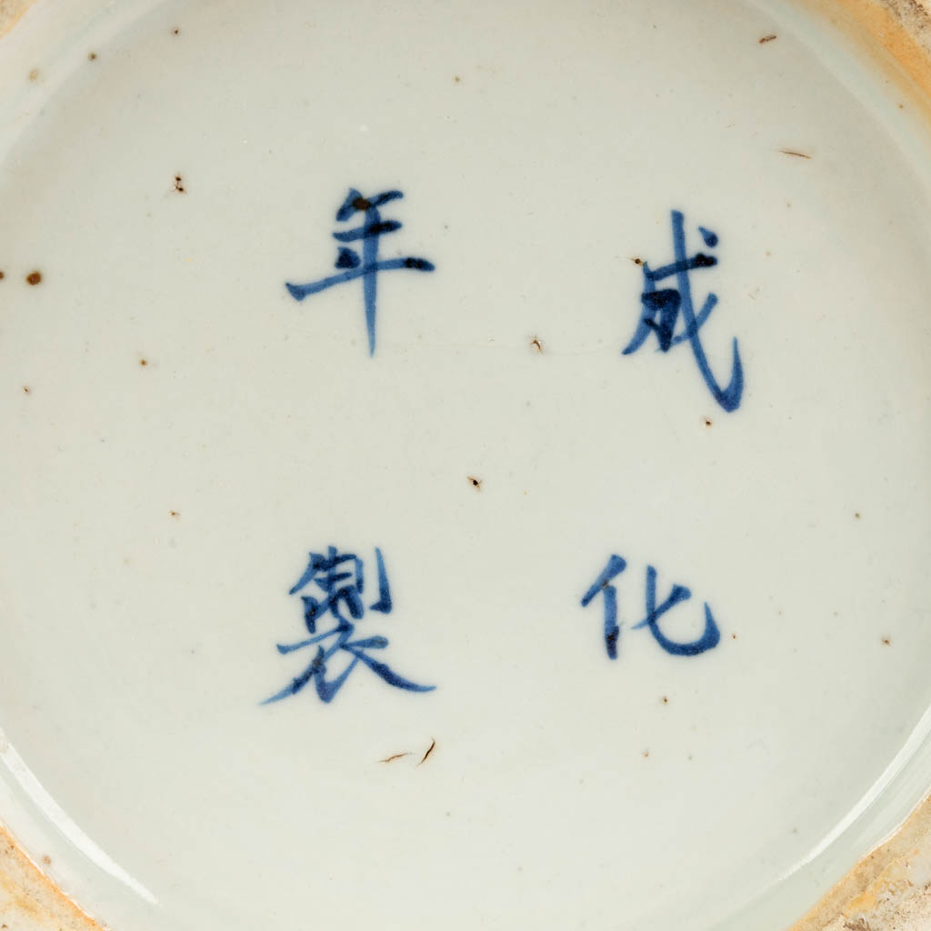 A pair of Chinese blue-white vases, Chenghua mark. 19th C. (H:41 x D:21,5 cm)