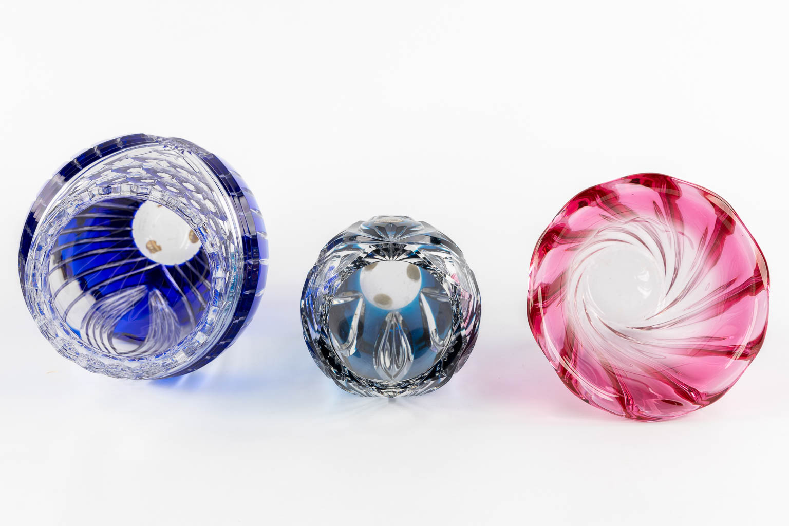 Val Saint Lambert, three coloured crystal vases. (H:29,5 x D:13,5 cm)