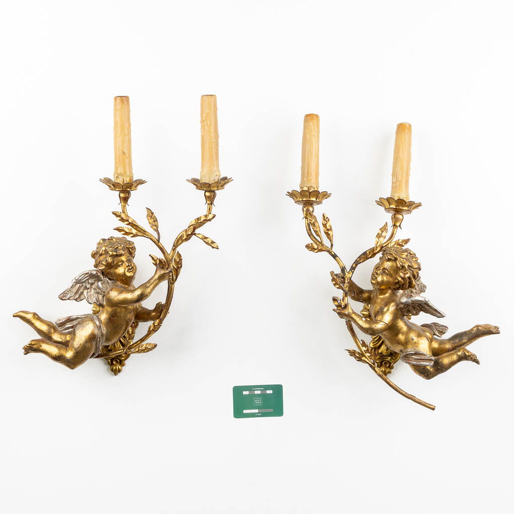 A decorative pair of wall lamps with putti, 20th C. (W:35 x H:48 cm)