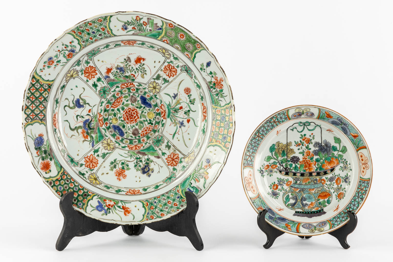 A Chinese Famille Verte plate, Kangxi period. Added a Samson plate. (H:5,5 x D:38 cm)