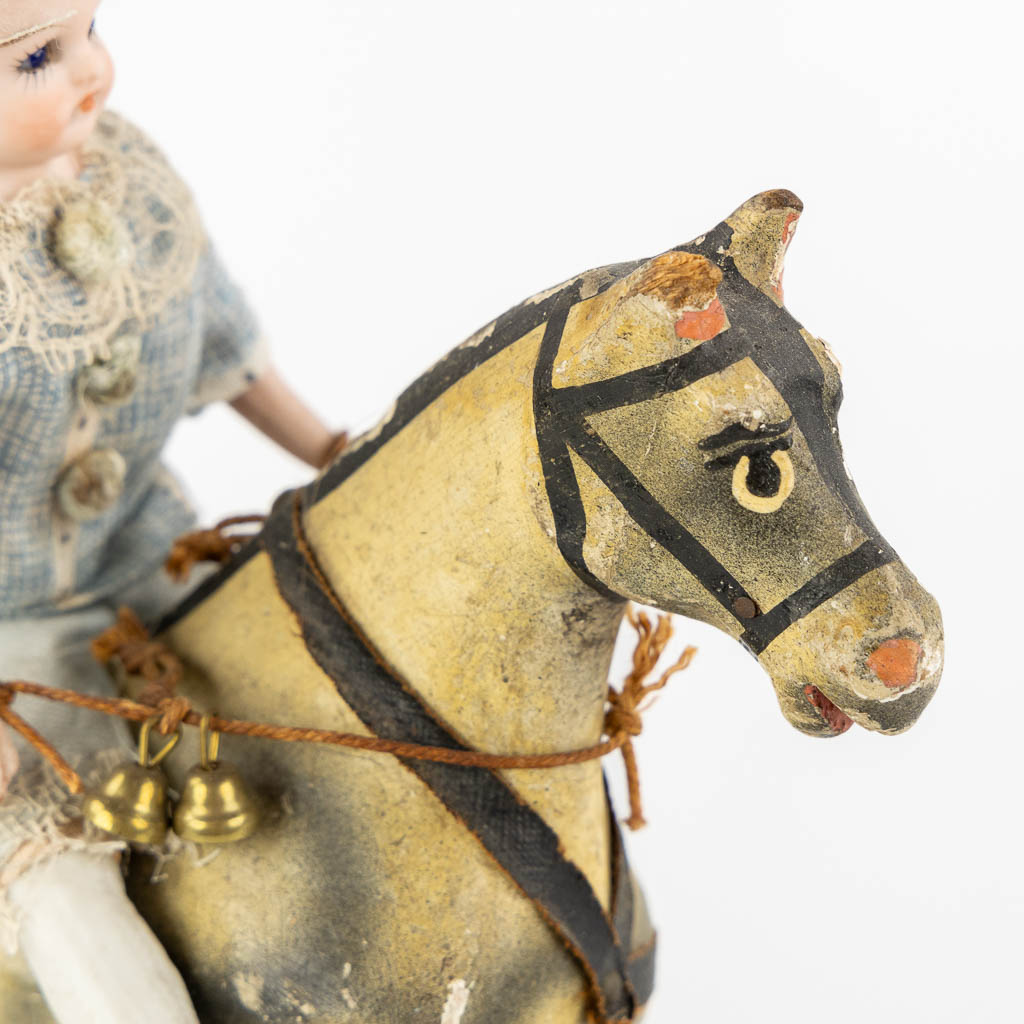 Kinderspeelgoed, een figuur van een Mignonette op een paard, bijgevoegd een Lama. (H:22 cm)