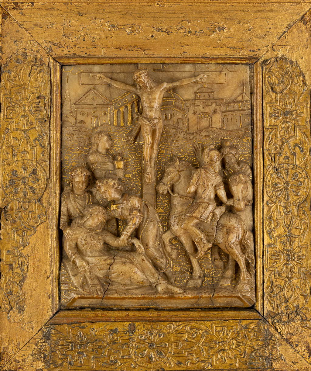 Een albast gesculpteerd relief, Mechelen, 17de eeuw. Deels verguld, Calvarie. (W:10 x H:12 cm)