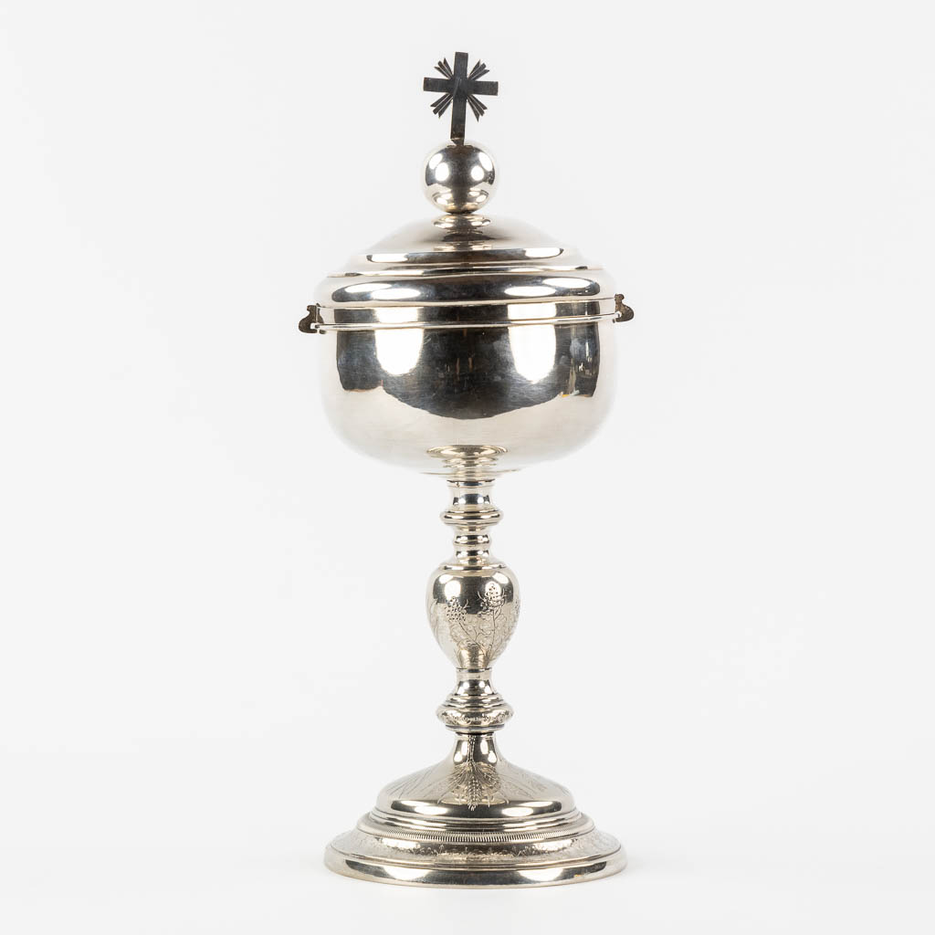 A ciboria, silver-plated metal. Circa 1900.