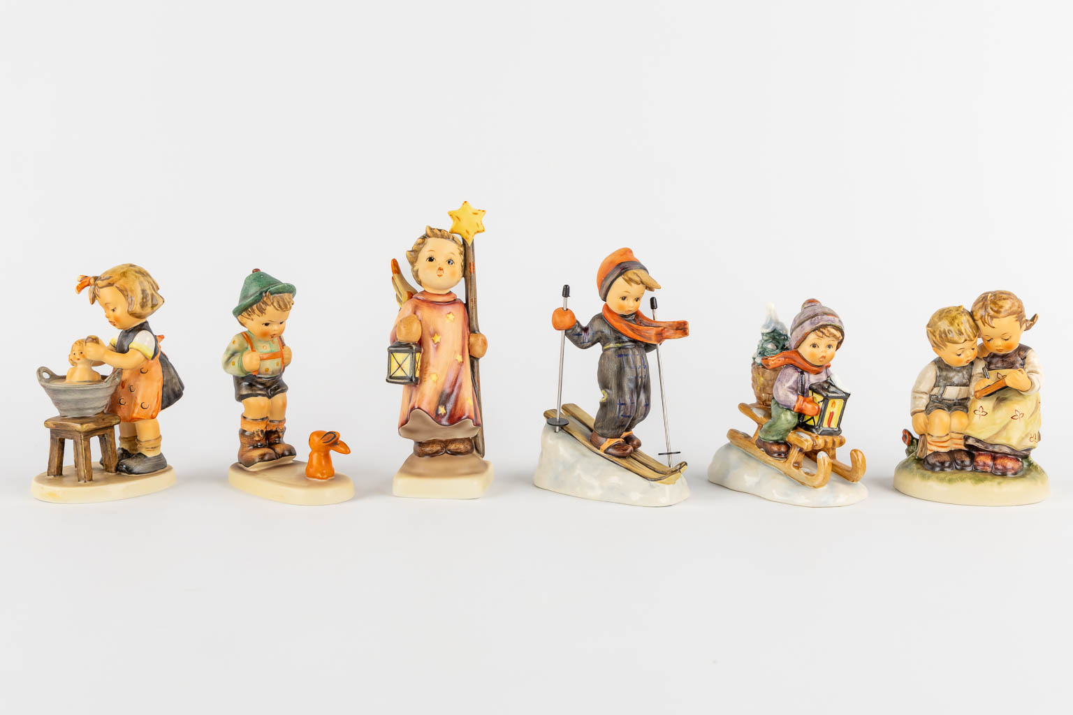 Hummel, a collection of 20 figurines, one made of glass. Added a catalog. (H:17 cm)