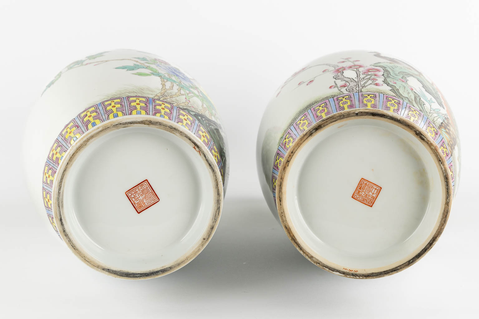 Two Chinese vases with a double peacock and floral decor. (H:45 x D:19 cm)