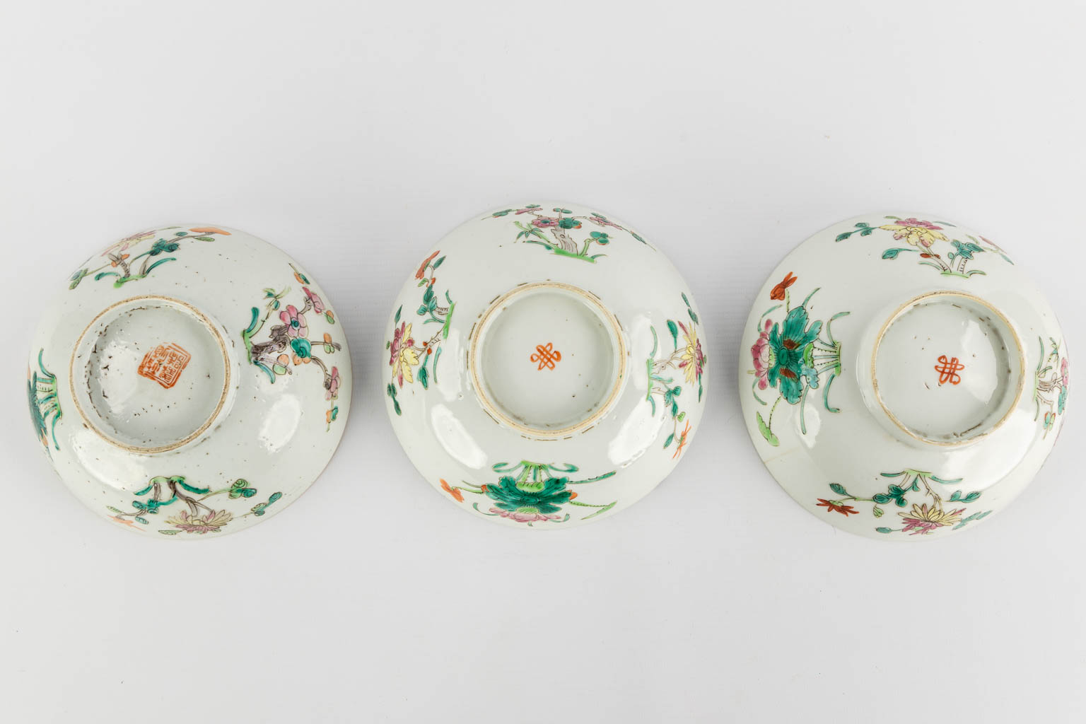 Twelve Chinese Famille Rose and Blue-white plates and bowls. 19th/20th C. (D:29 cm)