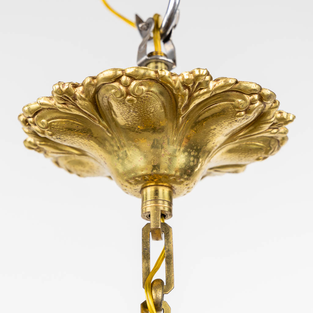 A decorative chandelier with a putto and glass roses. (L:39 x W:44 x H:57 cm)