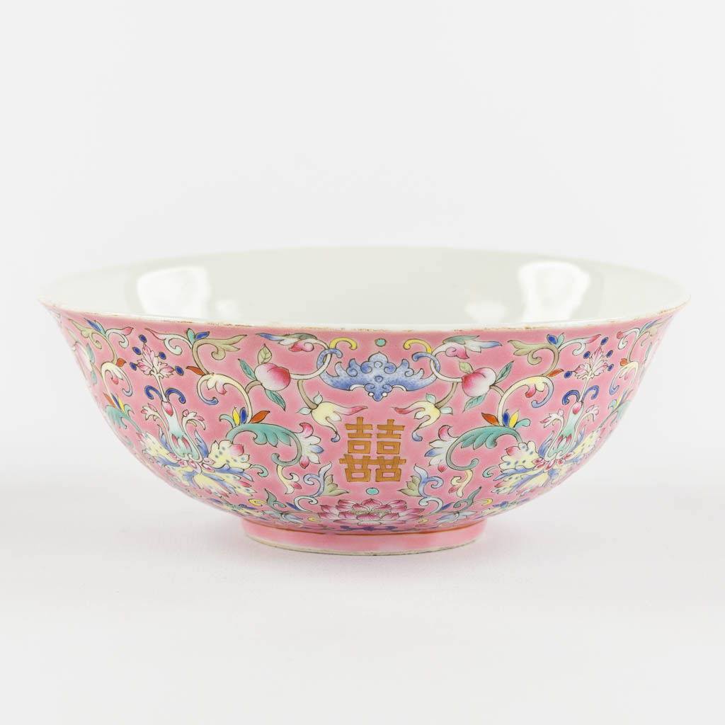 A Chinese Famille Rose bowl decorated with peaches, Daoguang mark. (H:6 x D:16,5 cm)