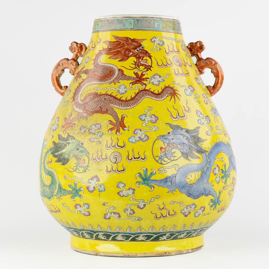 Een grote gele Chinese vaas met drakendecor, Kangxi merk. 19de eeuw. (H:47 x D:37 cm)