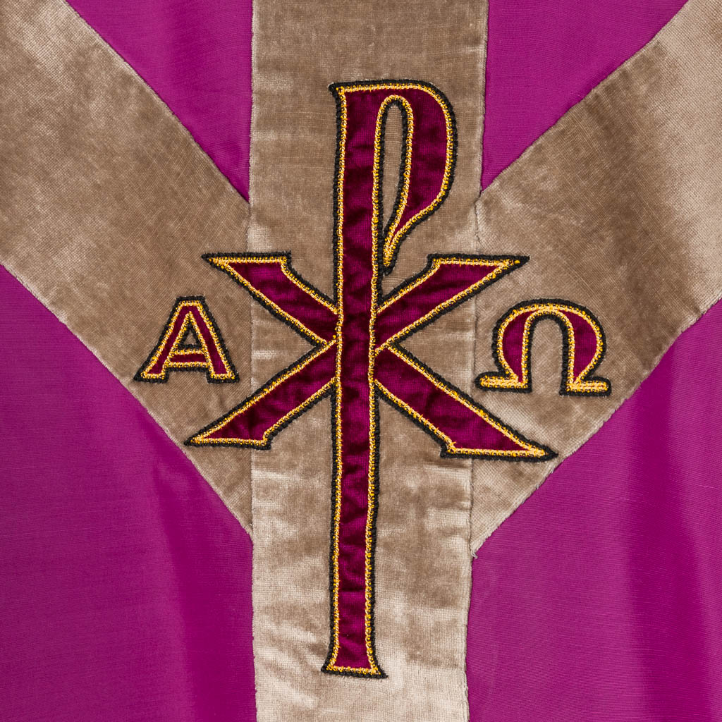 A set of 4 modern Chasubles, a Humeral Veil, Stola, Brusa and Chalice Veils. 