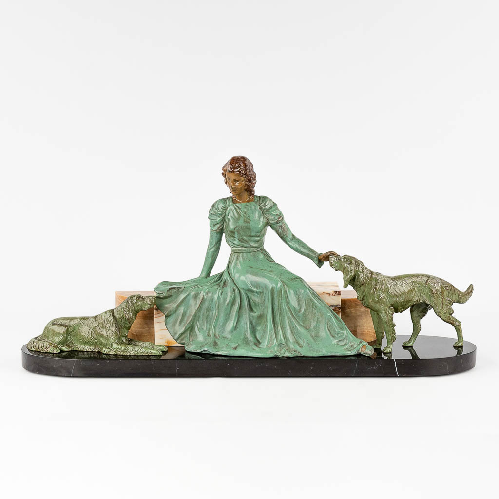 Lady with dogs, a figurative art deco statue, onyx and spelter. The first half of the 20th century. (L: 16 x W: 71 x H: 33 cm)