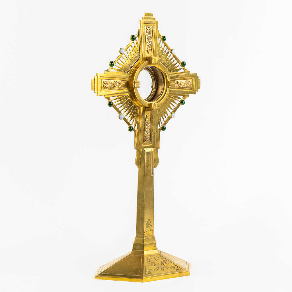 A gilt bronze monstrance, mounted with cabochons, 20th C. (W:26,5 x H:49 cm)