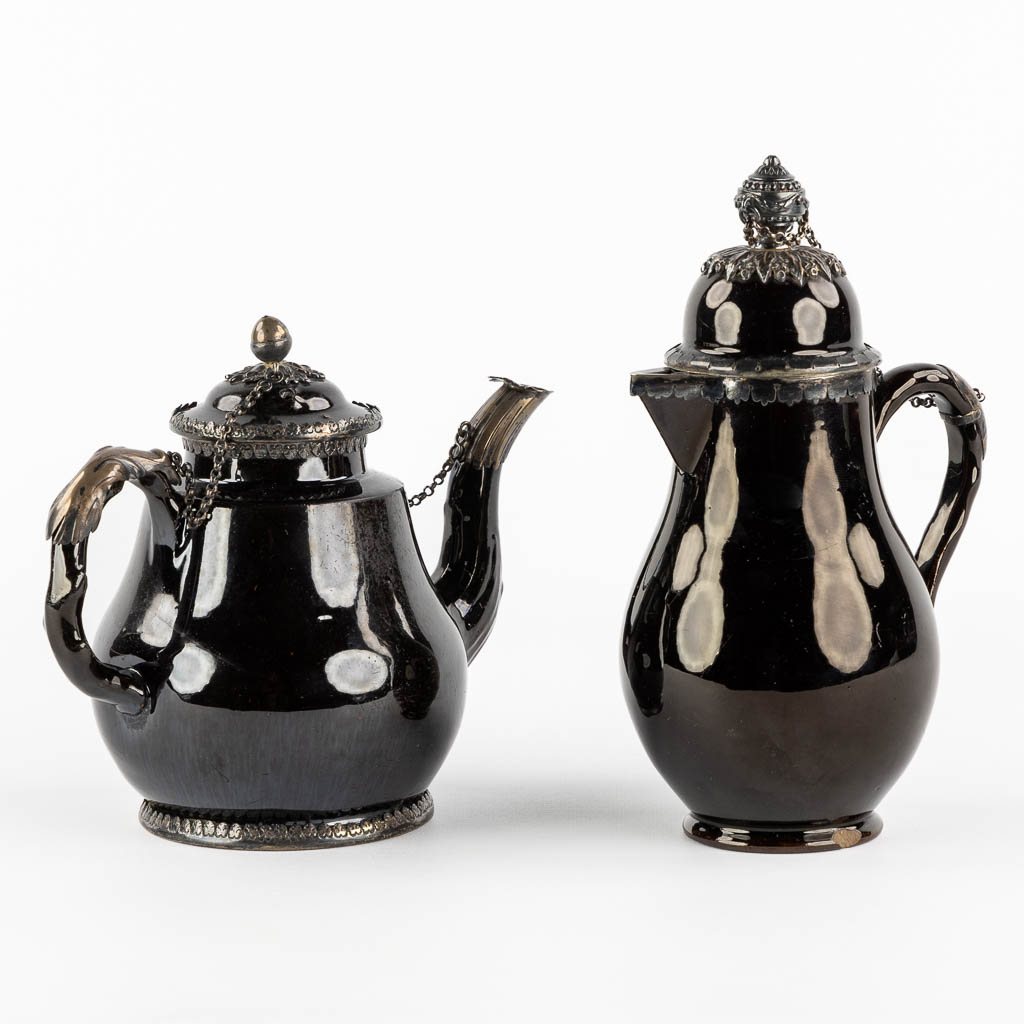 A pair of glazed faience and silver-mounted coffee and teapots, Namur, 18th C. (L:9,5 x W:13 x H:21 cm)