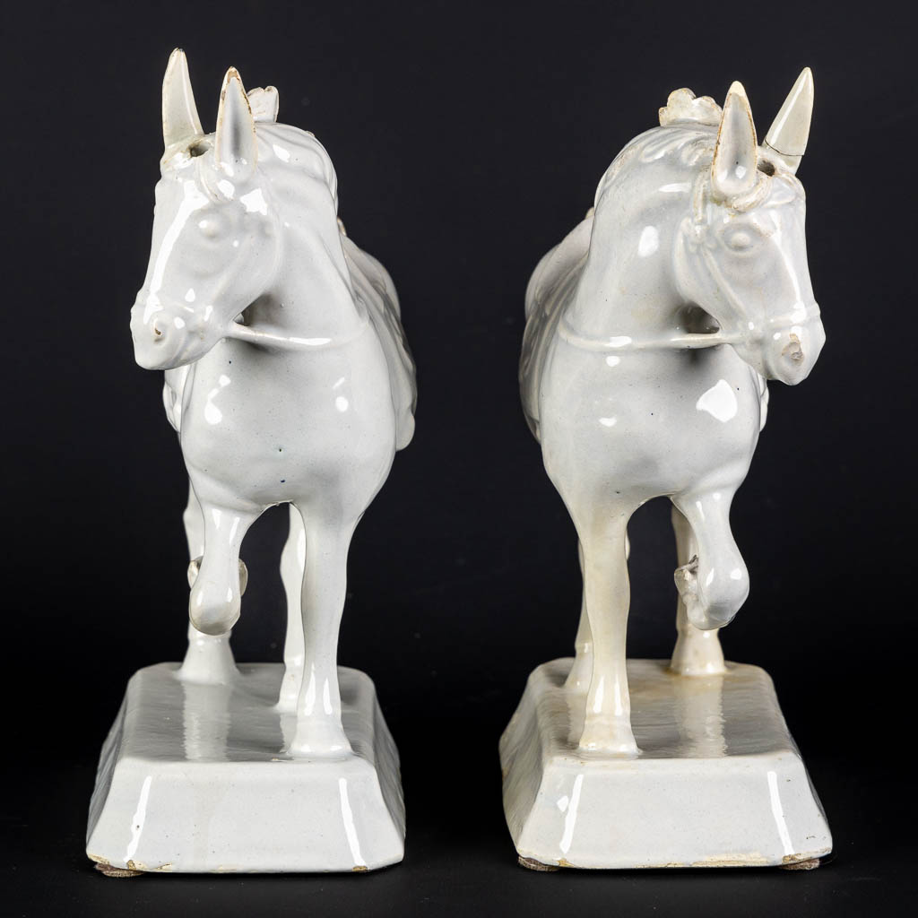 Delft, a pair of horses. 18th/19th C. (L:10 x W:23 x H:25 cm)