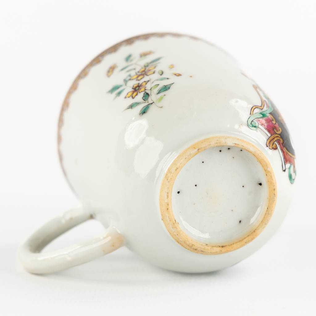 A Chinese export porcelain cup with a heraldic image, Qianlong. (L:6 x W:8,6 x H:6,5 cm)