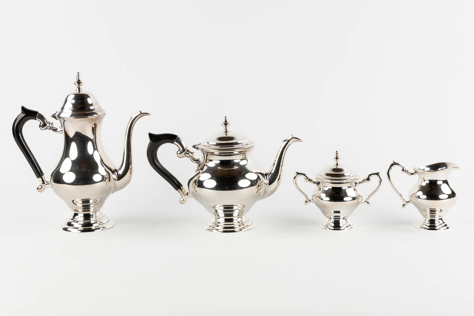 A silver-plated coffee and tea service on a platter. (L:41 x W:61 cm)