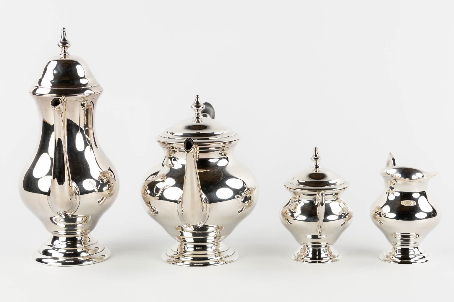 A silver-plated coffee and tea service on a platter. (L:41 x W:61 cm)