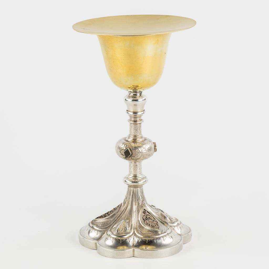 Louis Gilles et Cie, A Gothic Revival Chalice and paten, silver, 950/1000. 546g. (H:27 x D:14,5 cm)