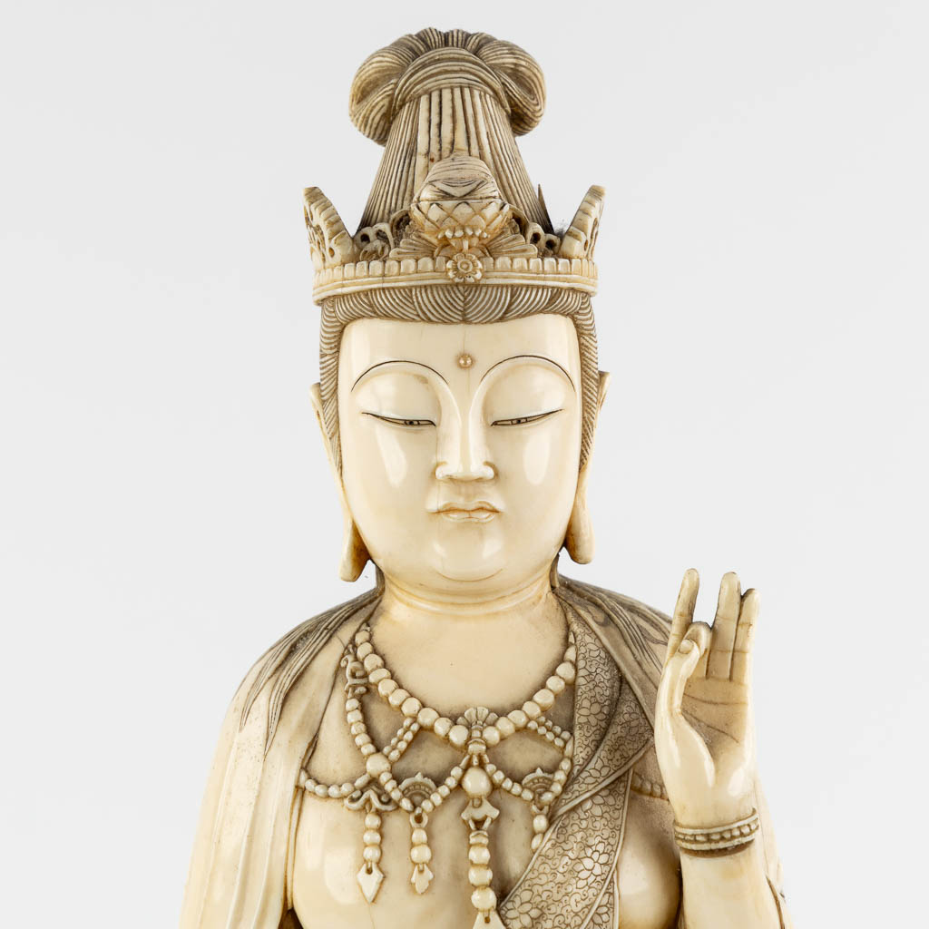 Een Japanse ivoorsculptuur van Guan-Yin, Meji periode. 4,135kg. (L:12 x W:14 x H:56 cm)