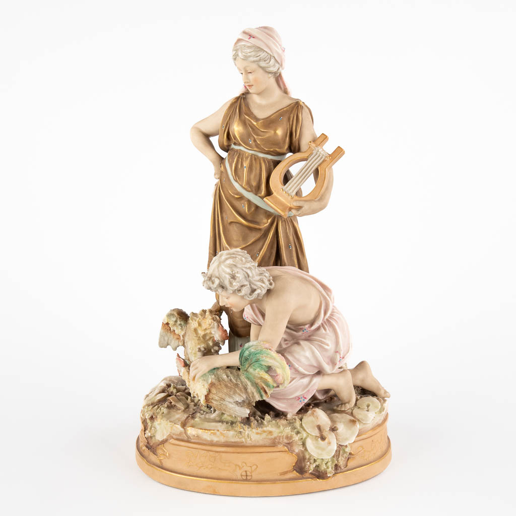 Royal Dux, 'Hanengevecht' een fijn gesculpteerd keramische sculptuur. (D:14 x W:18 x H:30 cm)