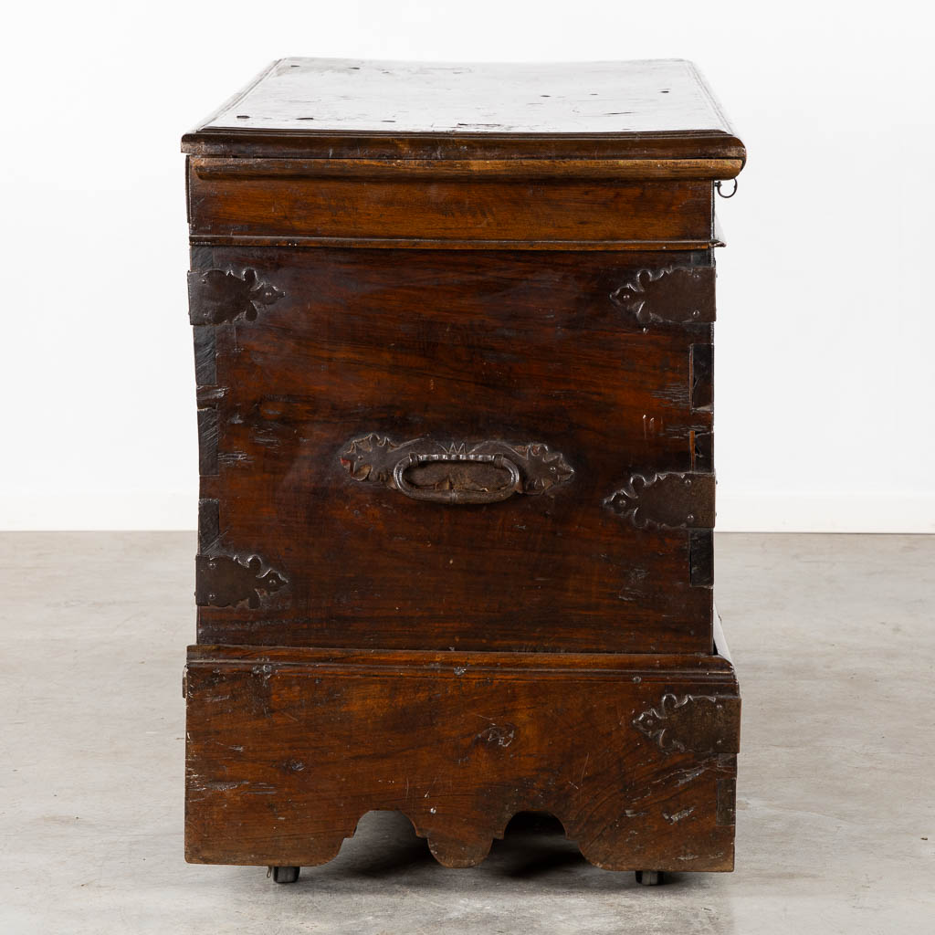 An antique chest, walnut, 17th/18th C. (L:68,5 x W:178 x H:93 cm)