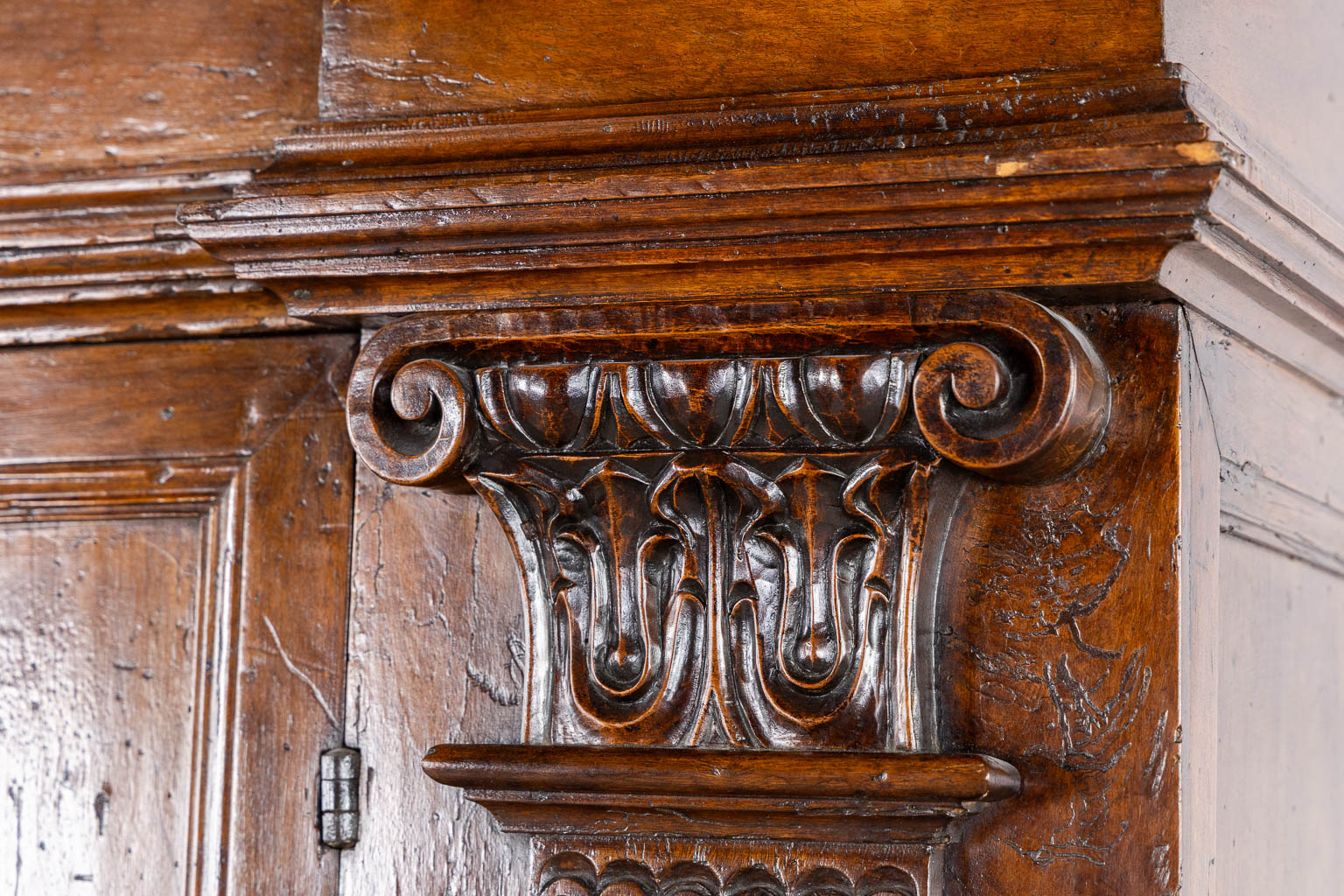 A Tuscany Column Cabinet, Exceptionally complete, Walnut. 17th C. (L:75 x W:188 x H:214 cm)