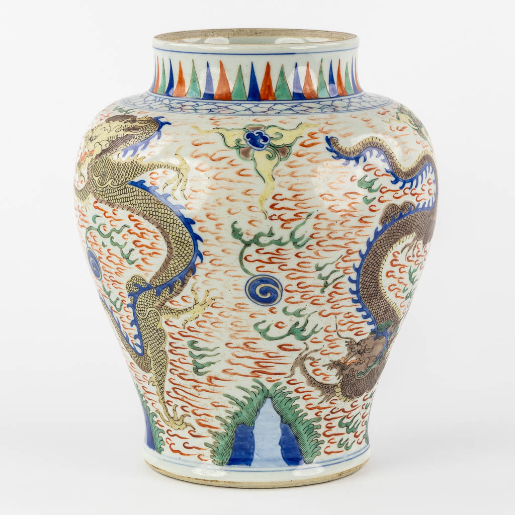 A Chinese Wucai vase with a dragon decor, 19th C.