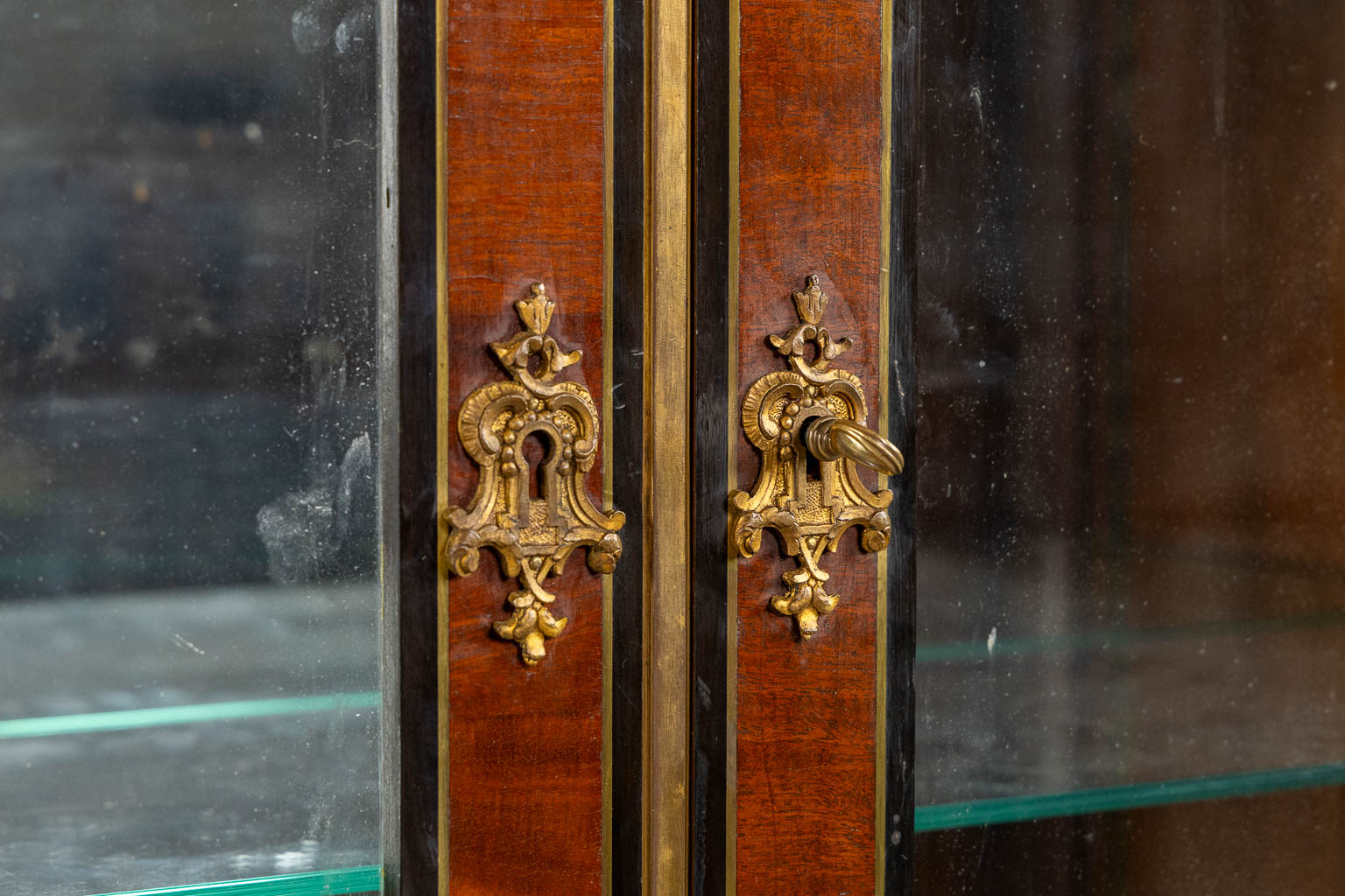 An exceptional two-door display cabinet, in the style of Paul Sormani. 19th C. (L:42 x W:125 x H:165 cm)