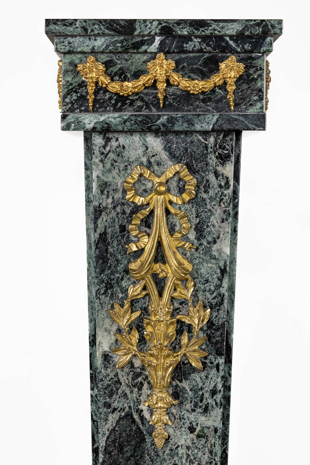 A green marble pedestal, mounted with bronze. (L:28 x W:28 x H:112 cm)