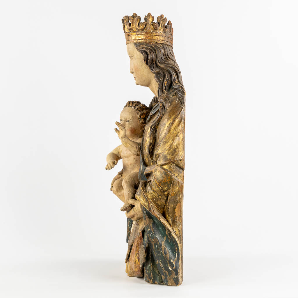 Madonna met kind op een maansikkel, een antieke houtsculptuur. Circa 1500-1520. (L:18 x W:32 x H:66 cm)