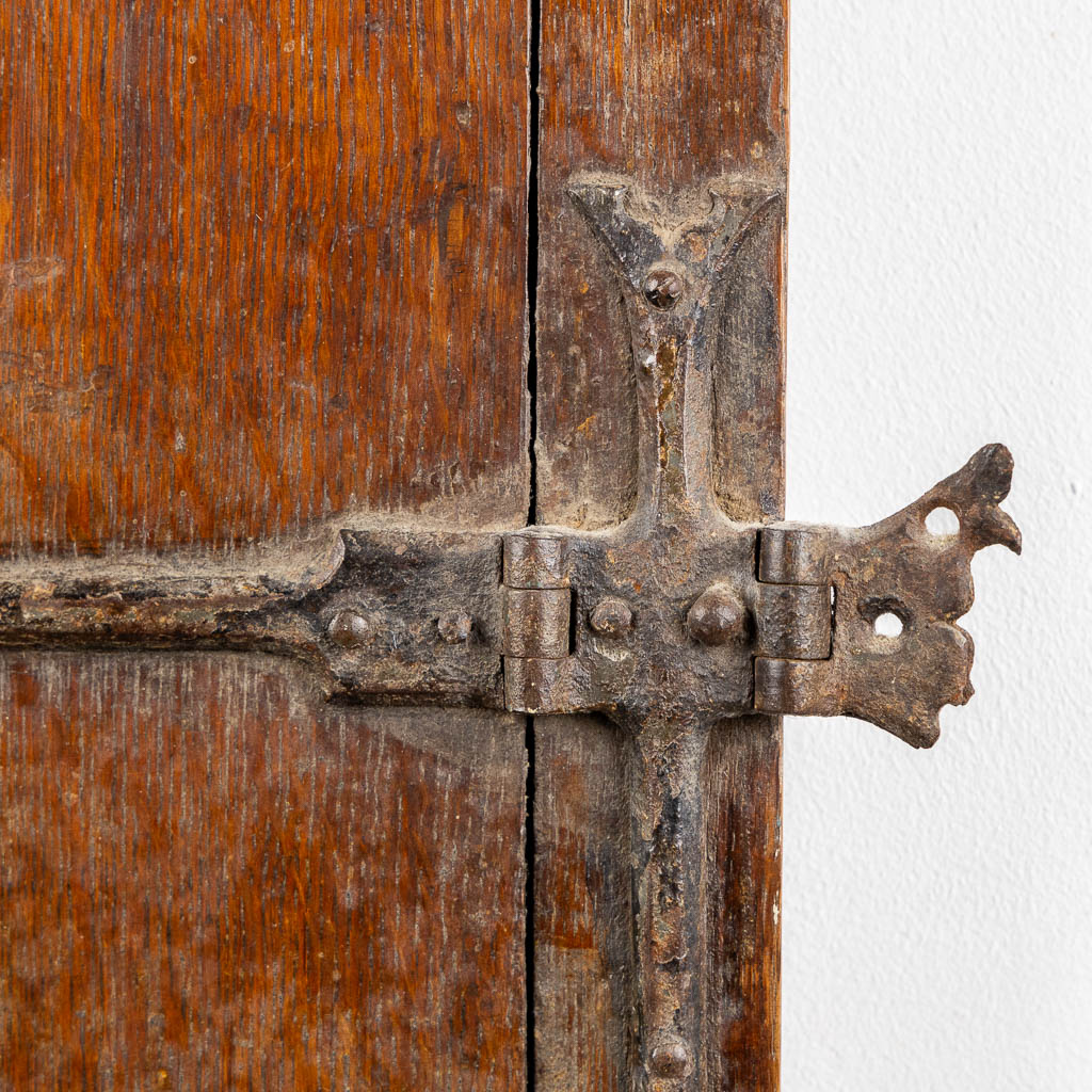 A Gothic window, oak with wrought-iron. Flanders, 15th C. (W:60 x H:59 cm)