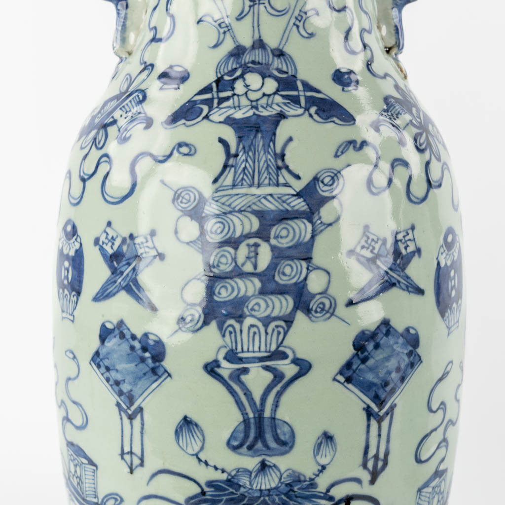 Een paar Chinese vazen met blauw-wit decor van Antiquiteiten. (H:58 x D:20 cm)