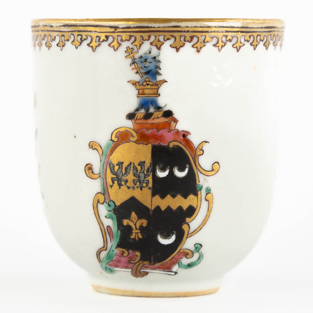 A Chinese export porcelain cup with a heraldic image, Qianlong. (L:6 x W:8,6 x H:6,5 cm)