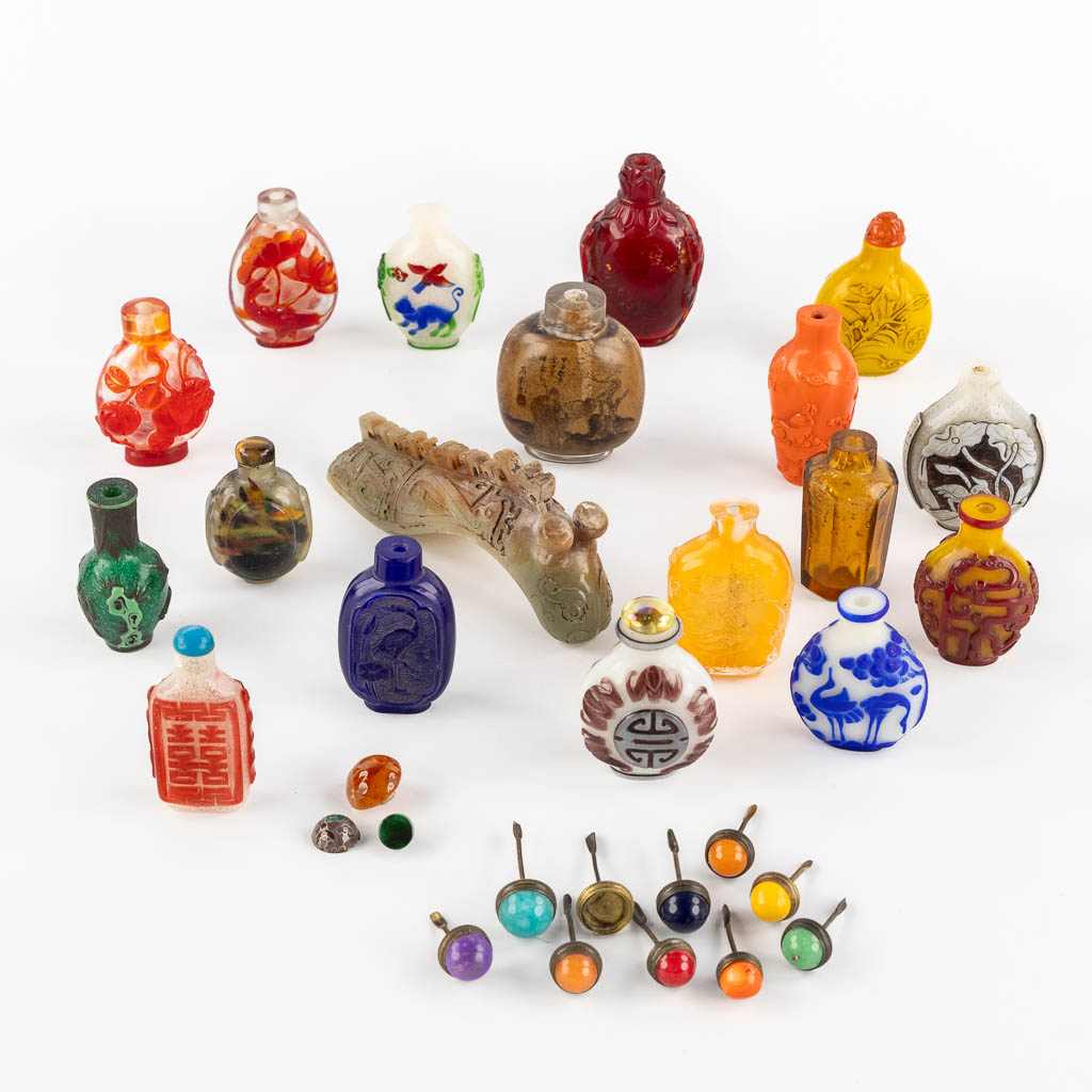 17 Chinese snuff bottles, mostly made of Peking glass. (H:10 cm)