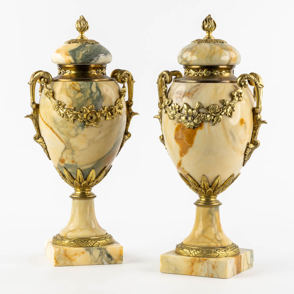 Een paar marmer en bronzen cassolettes met guirlande decor, circa 1900. (L:16 x W:20 x H:41 cm)