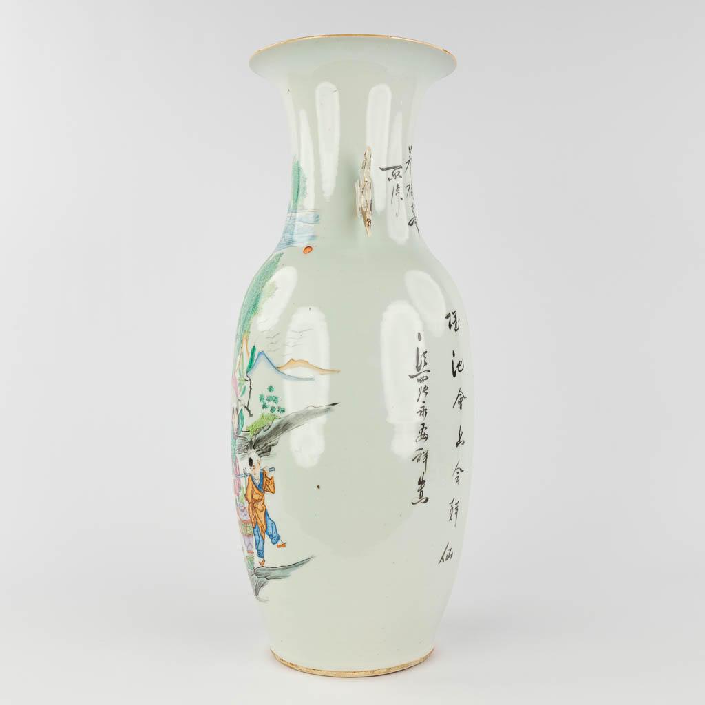 A Chinese vase and vase with lid, decorated with ladies. 19th/20th C. (H: 58 x D: 23 cm)