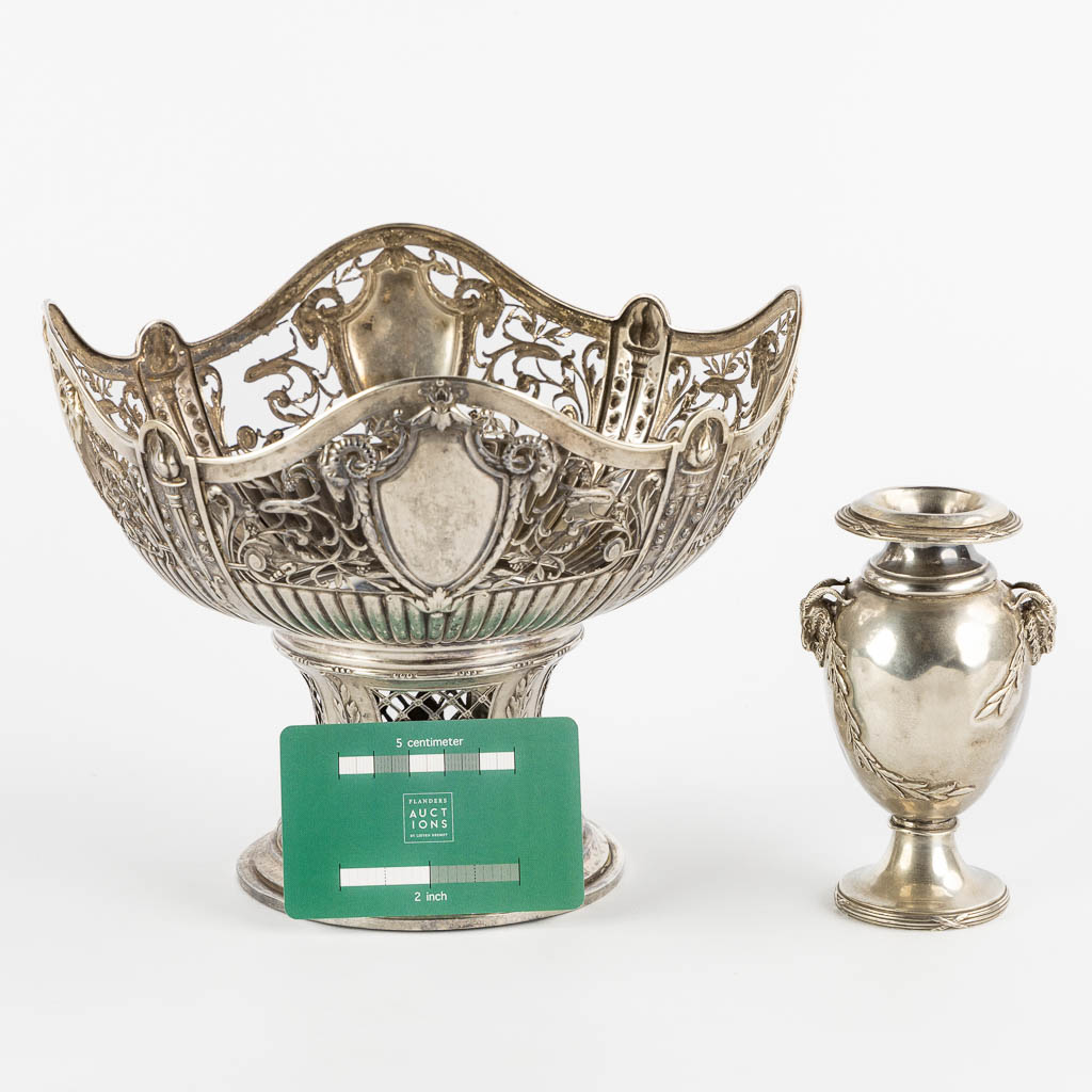 A silver vase and ajoured bowl, gross weight: 505g. (H:17 x D:22 cm)