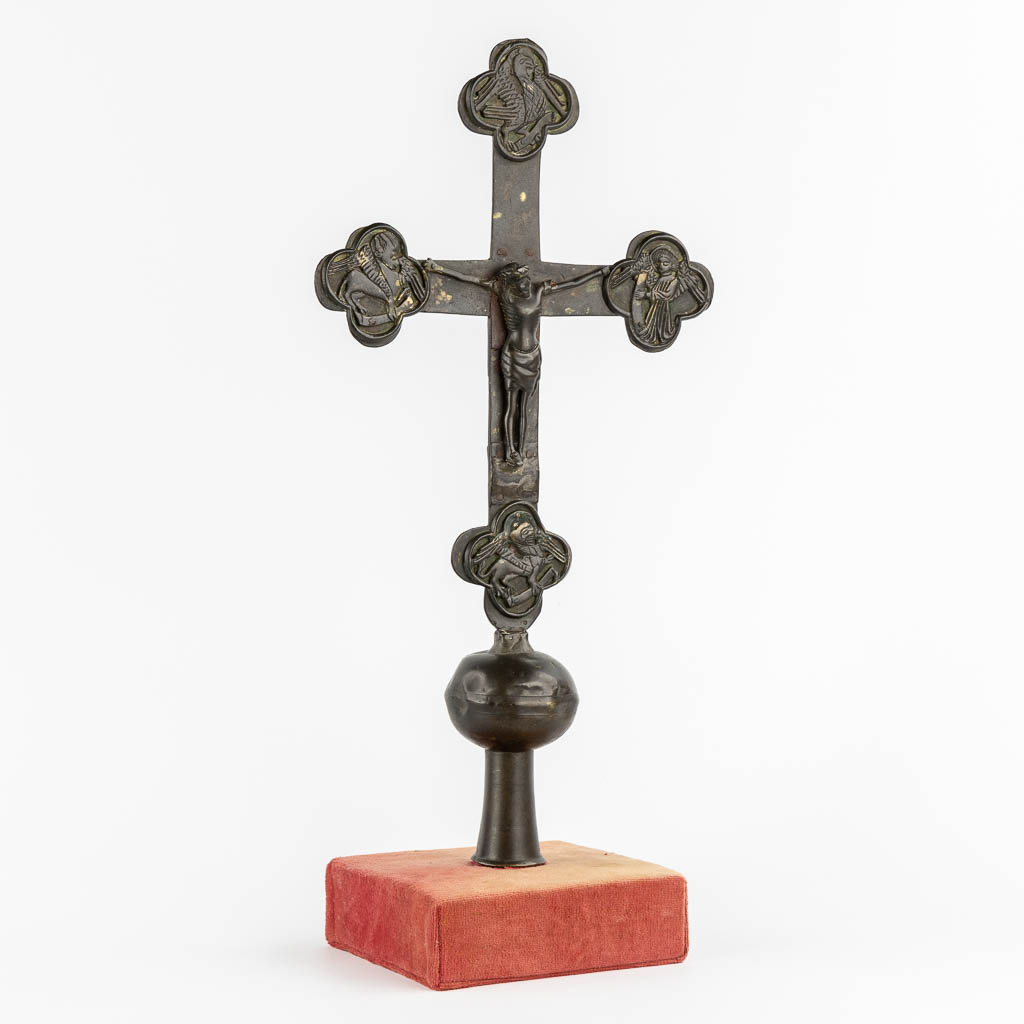 A processional crucifix, bronze. End of the 14th C. (W:28,5 x H:53,5 cm)