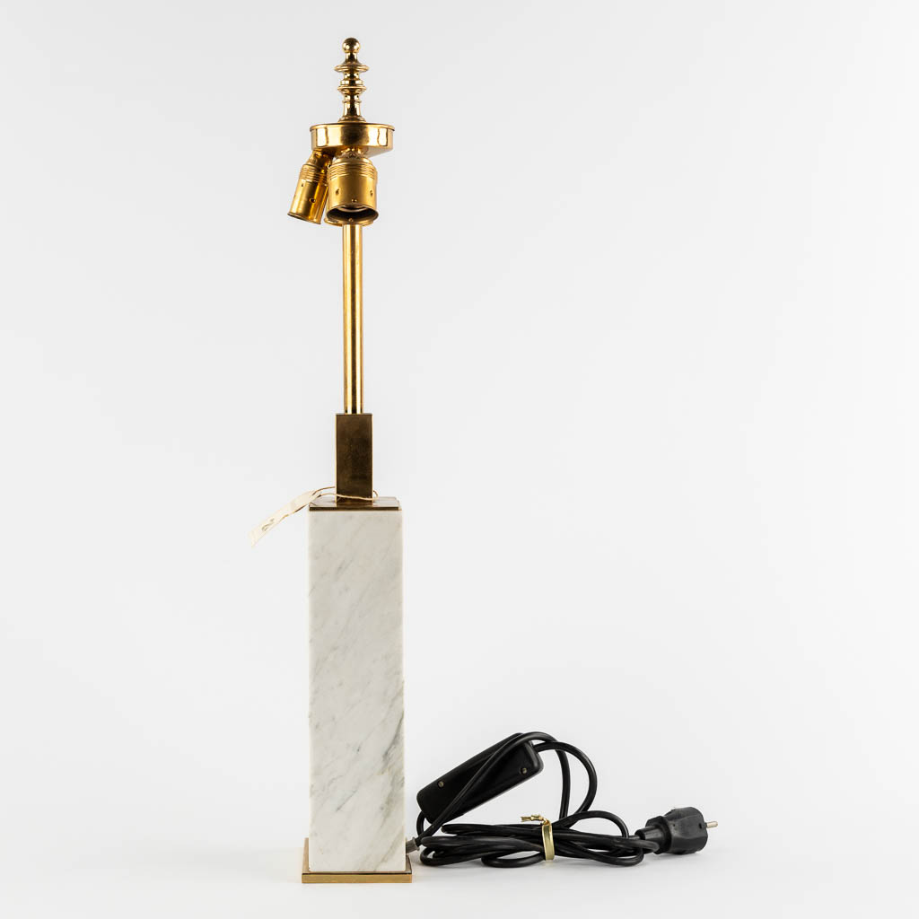 Deknudt, A mid-century table lamp, Carrara marble. Circa 1980. (L:8,5 x W:13,5 x H:65,5 cm)