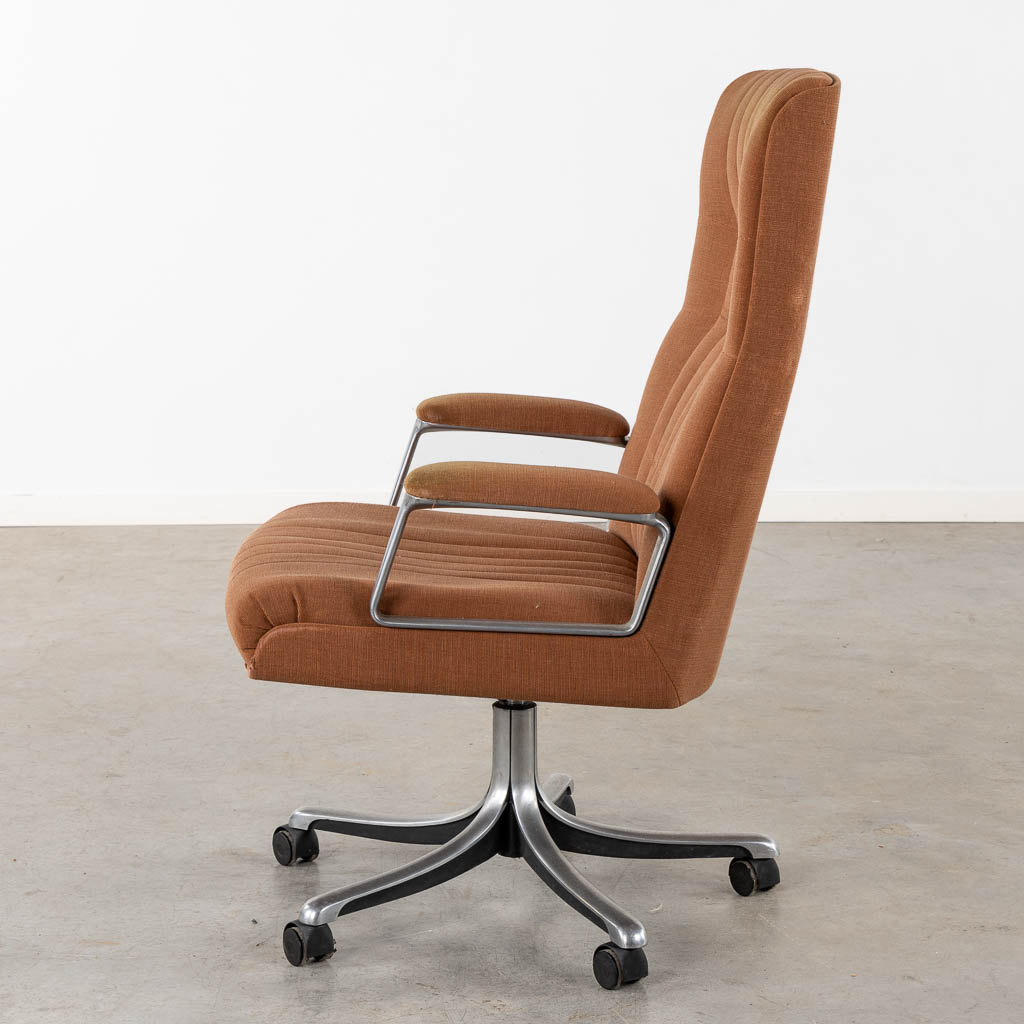 Osvaldo BORSANI (1911-1985) 'Office Chair, P125'. (L:72 x W:76 x H:106 cm)