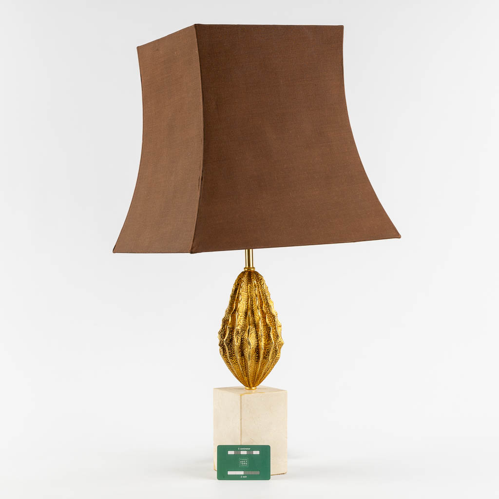 A mid-century tafellamp met cacaoboon, in de stijl van Maison Charles. (L:11 x W:11 x H:55 cm)