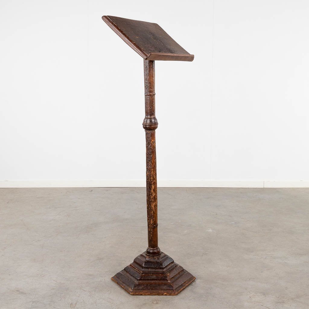 An antique lectern. 18th/19th C. (L:40 x W:50 x H:140 cm)