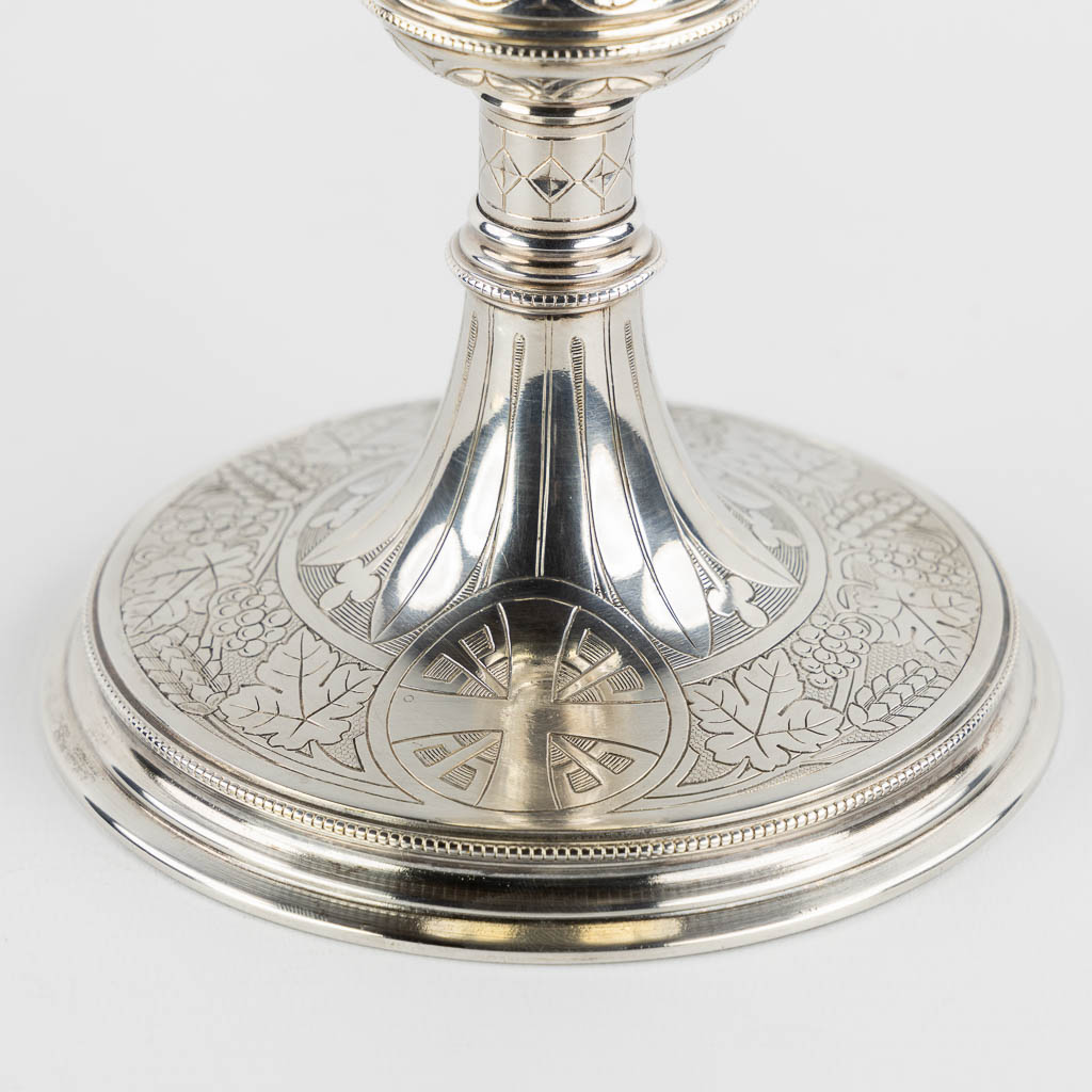 De Reuck, Ghent, a gold and silver-plated chalice, in the original chest. Consacrated March 9th, 1931. (H:21 x D:14 cm)