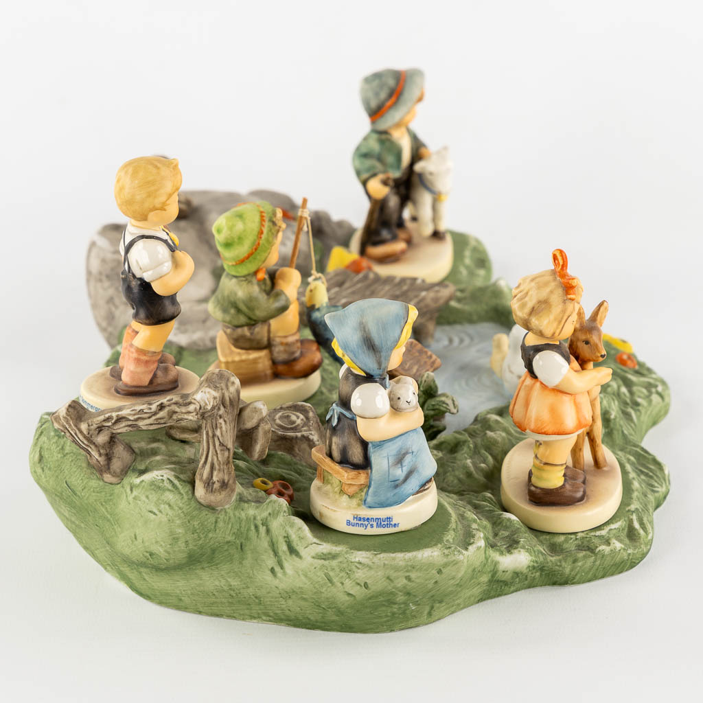 Hummel, a pond with figurines, in total 13 pieces. (W:35 x H:14 cm)