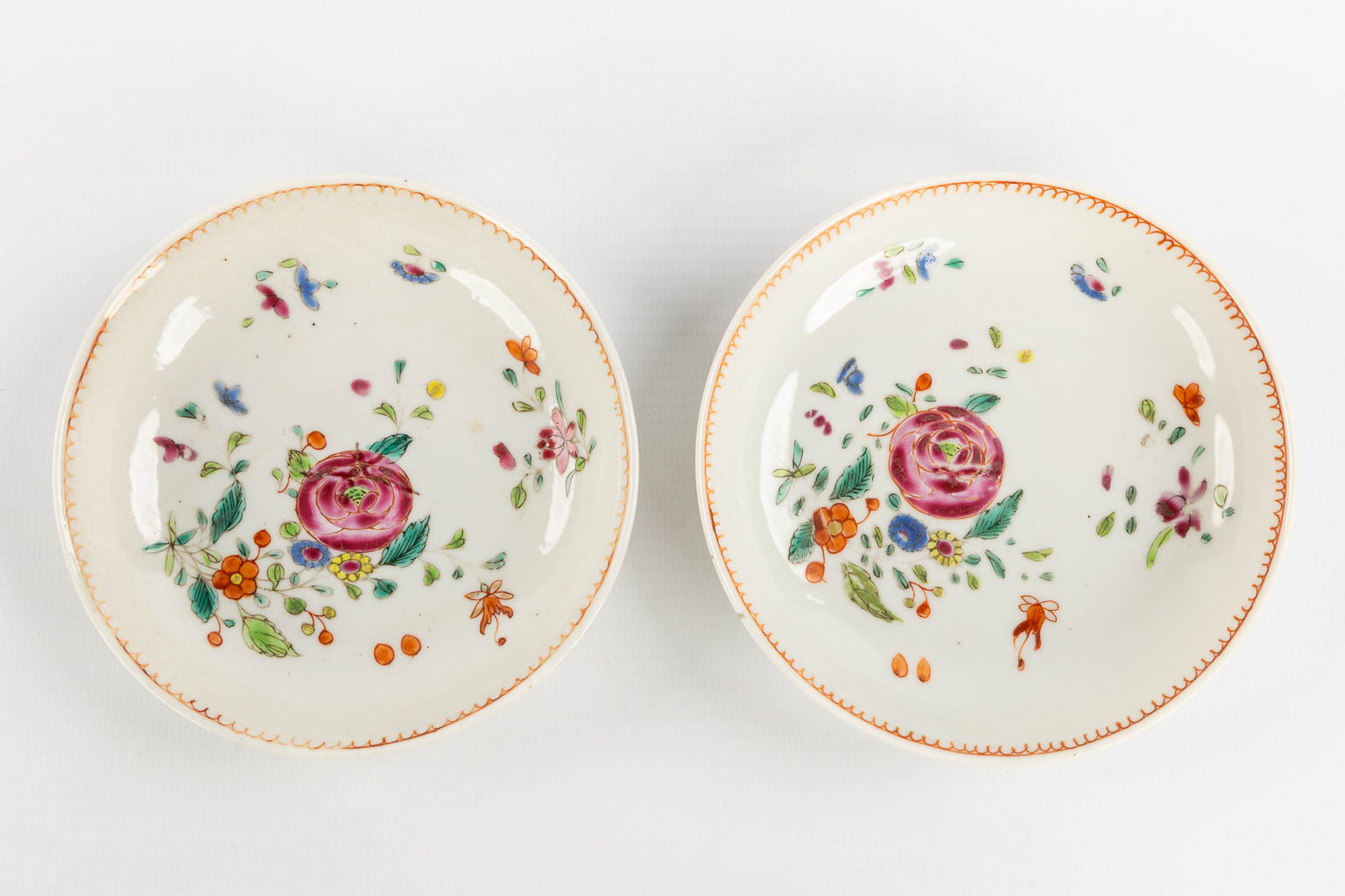 13 pieces of Chinese Capucine and Famille Rose decor, 18de/19de eeuw. (D:14,5 cm)