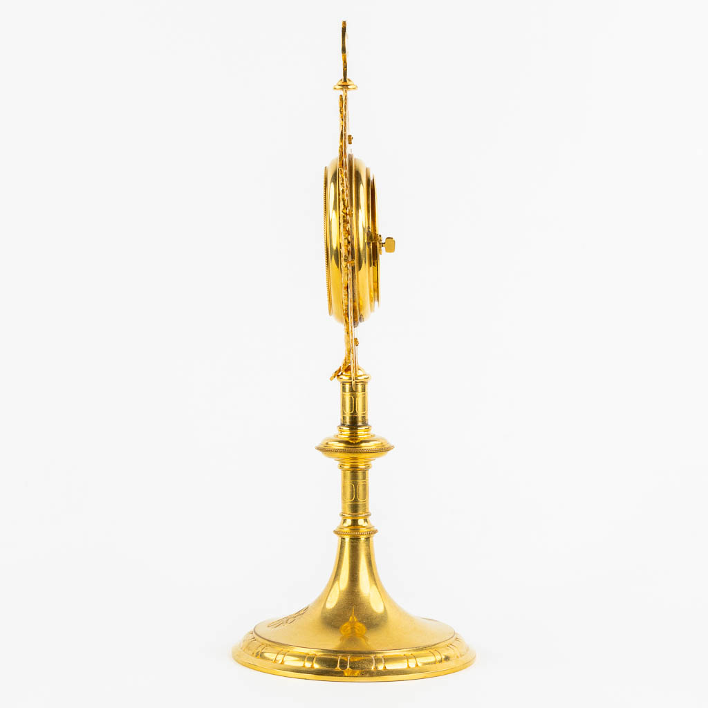 A gilt brass sunburst monstrance, 20th C. (W:20 x H:40 cm)