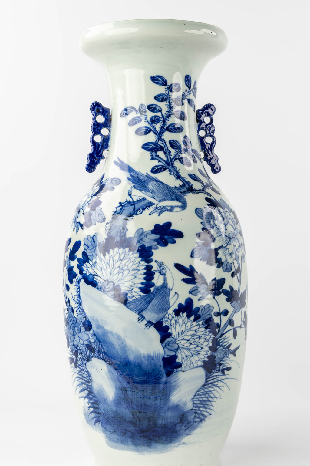 Twee Chinese vazen, blauw-wit decor met een draak, Fenix en Fauna, Flora. (H:60 x D:21 cm)