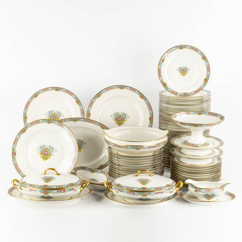 P.P Limoges, Frankrijk, Decor 'Zwanen', een groot 74-delig dineerservies. (L:27 x W:39,5 cm)