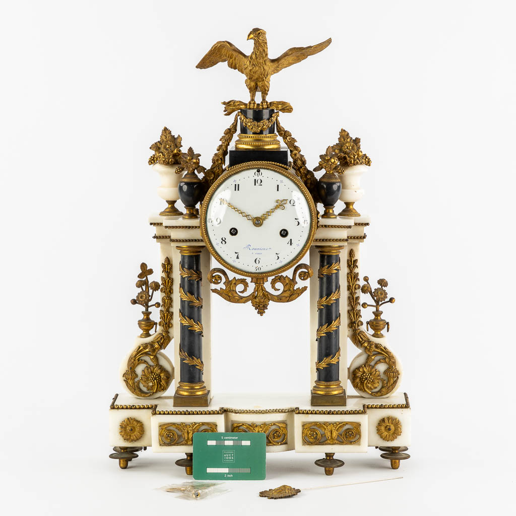 Rouvière à Paris, a column clock, Louis XVI period. 18th C. (L:12 x W:36 x H:53 cm)